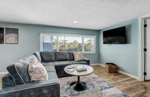Braden River Apartment | Riverside Breeze Tropical Retreat w Tiki Hut&BBQ