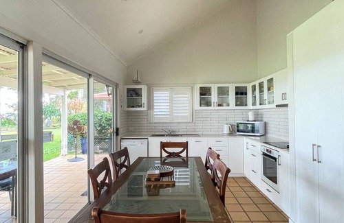 Burrum Heads Villa | Riverside - Burrum Heads- Riverfront - 3BR - River Fishing.