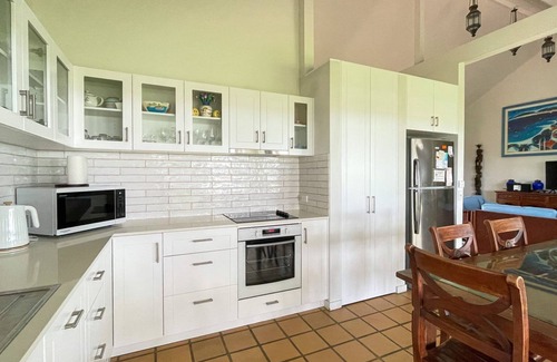 Burrum Heads Villa | Riverside - Burrum Heads- Riverfront - 3BR - River Fishing.