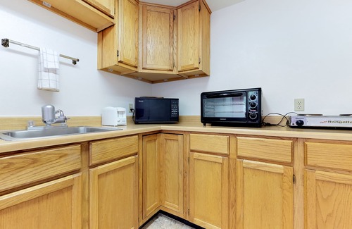 Carbondale House | Riverside cabin with natural spring hot tubs - close to skiing & fishing