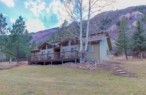 Carbondale House | Riverside cabin with natural spring hot tubs - close to skiing & fishing