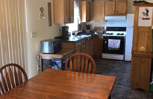 Eagle River House | Riverside Cottage near snowmobile and atv trails and Mt. Bohemia with Wi-Fi!