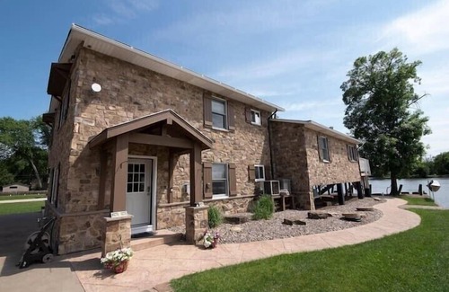 Quad Cities House | Riverside Cottage