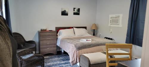 Grand Forks Hotel | Riverside Court RV and Cabins