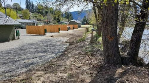 Grand Forks Hotel | Riverside Court RV and Cabins