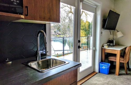 Lake Cowichan Hotel | Riverside Inn