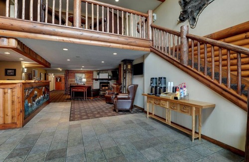 Quincy Hotel | Riverside Lodge-like Stays, Deluxe King, Stoney Creek Quincy, Parking