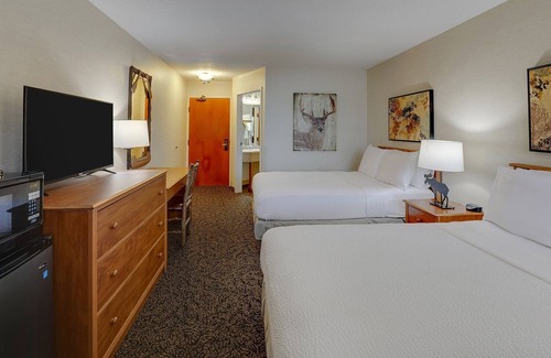 Quincy Hotel | Riverside Lodge-like Stays, Deluxe King, Stoney Creek Quincy, Parking
