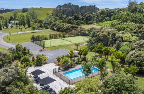 Matakana House | Riverside Matakana luxury apartment style baches