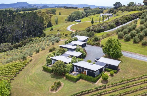 Matakana House | Riverside Matakana luxury apartment style baches