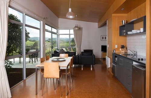 Matakana House | Riverside Matakana luxury apartment style baches