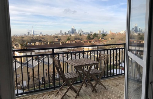 Surrey Docks Apartment | Riverside Penthouse, Stunning Panoramic Views over the Thames and City
