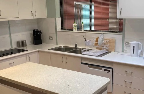 Oaks Estate House | Riverside Restn3 Bedrooms, 8 Guests