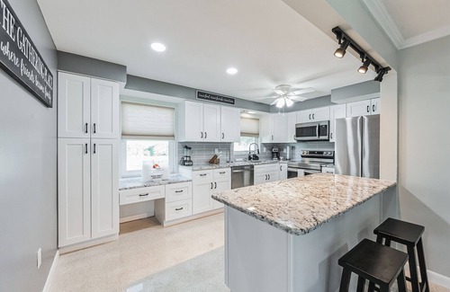 Alabama Grove Terrace House | Riverside Retreat: Deck Bar, Fire Pit, Boat Parking