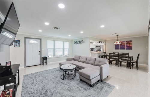 Alabama Grove Terrace House | Riverside Retreat: Deck Bar, Fire Pit, Boat Parking