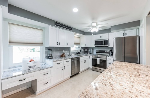 Alabama Grove Terrace House | Riverside Retreat: Deck Bar, Fire Pit, Boat Parking
