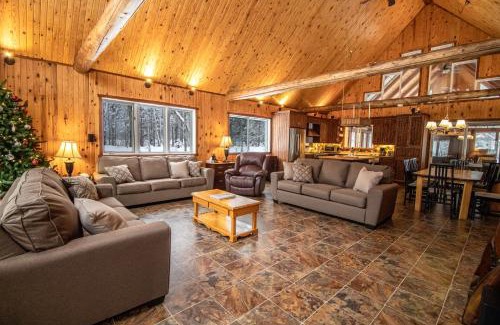 Saint-Raymond Ski Chalet | Riverside Stay with Pool Table, Open Air Patio, BBQ