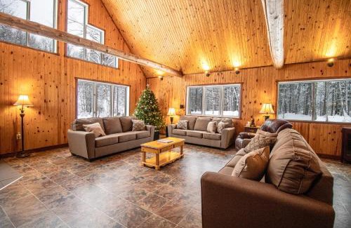Saint-Raymond Ski Chalet | Riverside Stay with Pool Table, Open Air Patio, BBQ