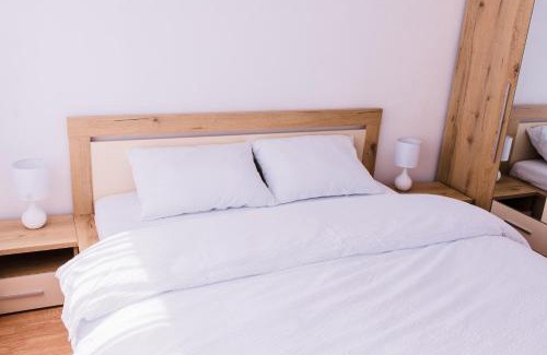 Satu Mare Apartment | Riverside White Apartment
