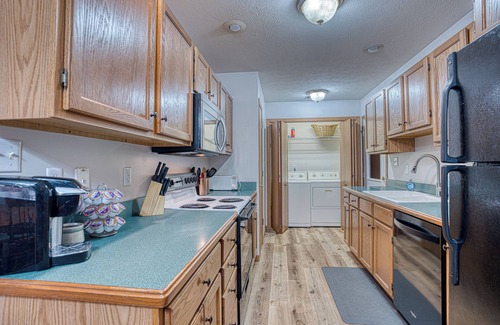 Newburgh Apartment | RiverTown Retro: 1990s Retreat