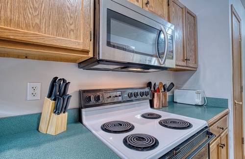 Newburgh Apartment | RiverTown Retro: 1990s Retreat