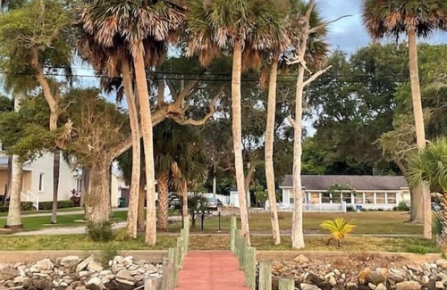 Rockledge House | Riverview 2/1 w/dock & fenced yard-pets stay free