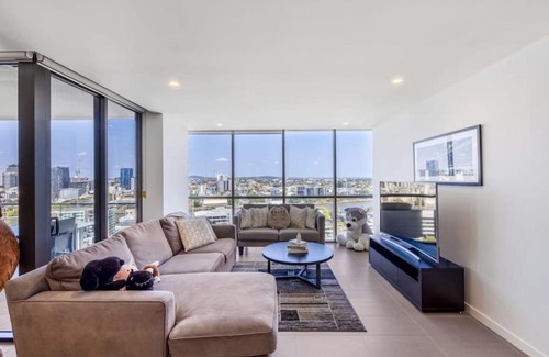 Milton Apartment | Riverview 2BR delicate Apt, 1min to train station