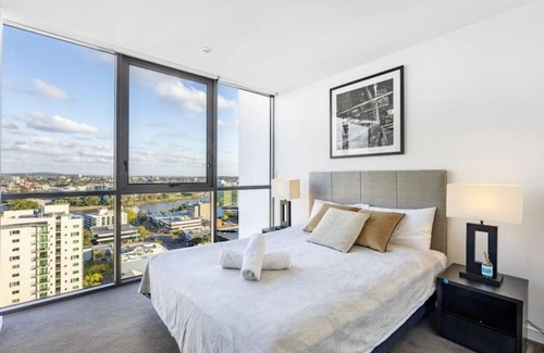 Milton Apartment | Riverview 2BR delicate Apt, 1min to train station