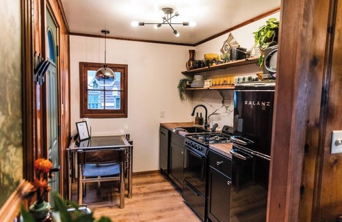 Bellevue Cabin | Riverview Cabin + Hot Tub w/TV+ Pickleball Court