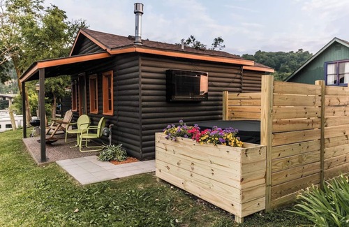 Bellevue Cabin | Riverview Cabin + Hot Tub w/TV+ Pickleball Court