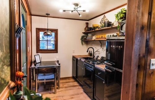 Bellevue Cabin | Riverview Cabin + Hot Tub w/TV+ Pickleball Court
