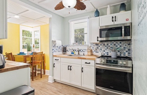 Melbourne House | Riverview Cottage: Downtown Melbourne 2 Bed House