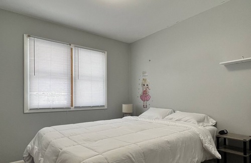 Eau Claire House | Riverview oasis - close to the park