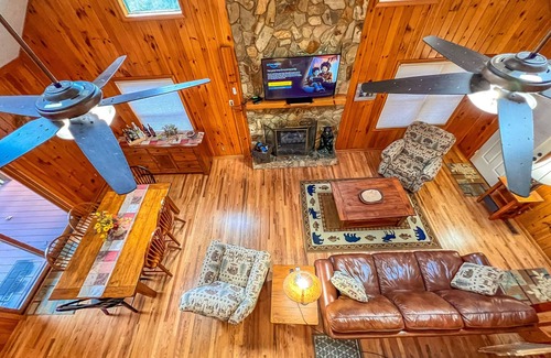 Grassy Creek Cabin | RiverView Ridge: 5 BR, 3 BA Cabin/Bungalow in Piney Creek, Sleeps 10