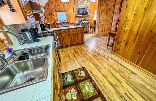 Grassy Creek Cabin | RiverView Ridge: 5 BR, 3 BA Cabin/Bungalow in Piney Creek, Sleeps 10