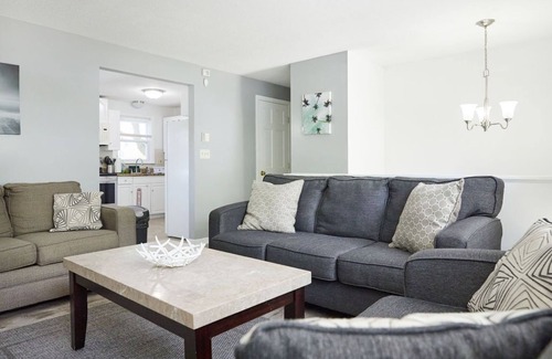New London House | RIVERVIEW VILLA AT OCEAN BEACH: 5 QUEEN BEDS