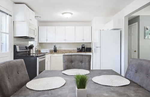 New London House | RIVERVIEW VILLA AT OCEAN BEACH: 5 QUEEN BEDS