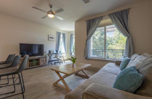 Downtown San Antonio Apartment | Riverwalk and Pool view Apt with King bed Infinity Pool Gym Free Parking