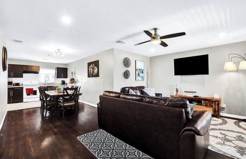Mahncke Park Apartment | Riverwalk, The Alamo, The Pearl and museums all within a 5 minutes drive