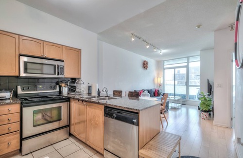 Bay Cloverhill Apartment | Rivetstays - The Britt