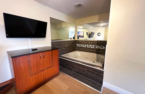 Gananoque Hotel | Riviera Inn and Suites 1000 Islands
