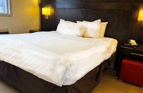 Gananoque Hotel | Riviera Inn and Suites 1000 Islands