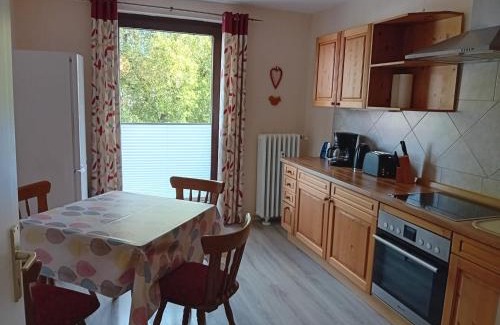 Waldkappel Apartment | RJS Lambach GbR, Ferienwohnung am Dorfplatz