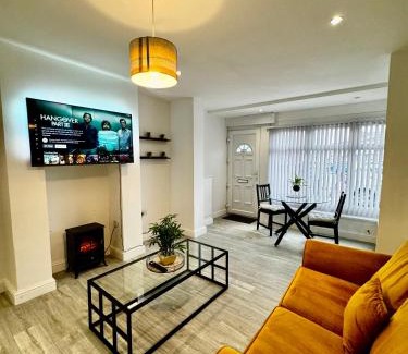 Cradley Apartment | RNM - Business Contractor & Travellers Choice, Private Access & Entire Place, Kitchen & Washroom with amenities, Smart Tv, Easy Access, Fast WiFi, Parking Nearby, Great transport links