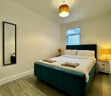 Cradley Apartment | RNM - Business Contractor & Travellers Choice, Private Access & Entire Place, Kitchen & Washroom with amenities, Smart Tv, Easy Access, Fast WiFi, Parking Nearby, Great transport links
