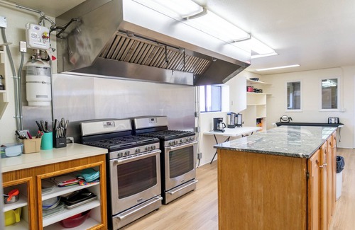 Loa Hotel | Road Creek Inn