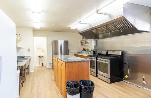 Loa Hotel | Road Creek Inn
