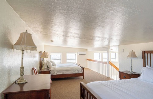 Loa Hotel | Road Creek Inn