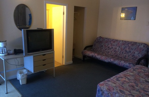 Merritt Hotel | Road Runner Motel