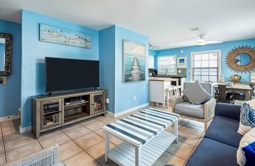 Old Town Apartment | Road s End by Brightwild Steps to Duval St